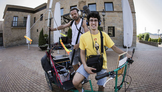 Foto de Iosu Zapata (detrás) y Xabier Apestegui, con su radio itinerante delante del castillo de Gorraiz.