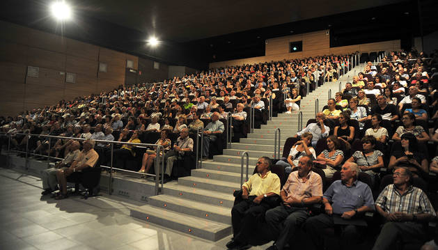Aspecto que presentaba el Centro Cultural Tafalla Kulturgunea, donde se congregaron cerca de medio millar de personas en la reunión con el ayuntamiento.