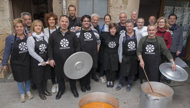 José Flamarique, primero por la derecha, el pasado 25 de mayo junto a compañeros de junta y otros asociados en una de las citas anuales del colectivo. La comida popular de la Virgen del Puy.