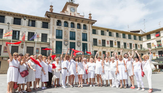Foto de un grupo de voluntarios de la Asociación Española Contra el Cáncer (AECC) de Tudela y la Ribera, ante la Casa del Reloj, desde donde lanzarán el cohete.