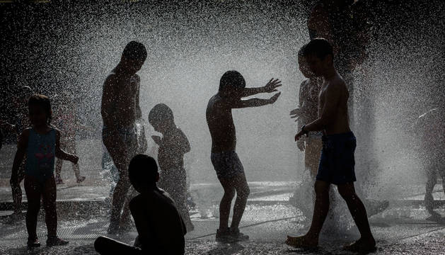 Foto de niños disfrutando de los surtidores de agua de la plaza de Yamaguchi de Pamplona.