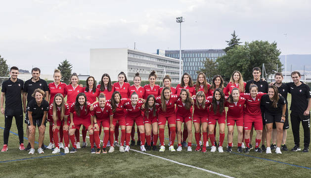 De izda. a dcha., arriba Mikel Álvarez (analista), Carlos Piñar, María Sampalo, Nerea Tellería, Leyre Fernández, Celia Ochoa, Nerea Salinas, Maitane Zalba, Josune Urdániz, María Aizkorbe, Maider Irisarri, Jaione Larraiotz, Lidia Alén, Marian Pueyo, David Rivera,Gurutz Iriarte, Mikel Bakaikoa; delante, agachadas, Ainhoa Simón, María Blanco, Aitana Zumárraga, Vanesa Rodríguez, Nerea Valeriano, Sara Carrillo, Iara Lacosta, Mai Garde, Lorena Herrera, Oihane Gil, Miriam Rivas, Garazi Facila, Maitane Zalba y Amaia Unzu, ayer en Tajonar.