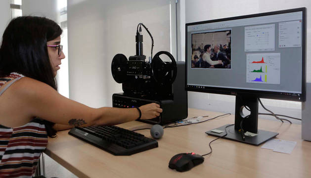 foto de Patricia Goroskieta Estella, manipulando el escáner con el que se está digitalizando una película sobre un homenaje al maestro Turrillas en 1983.
