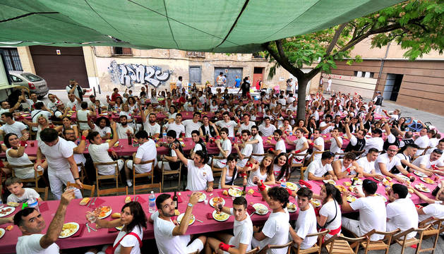Foto de casi 200 personas de las peñas La Teba y Ciudad Deportiva se citaron en la plaza de la Vida para disfrutar de los tradicionales huevos 'precohete'.