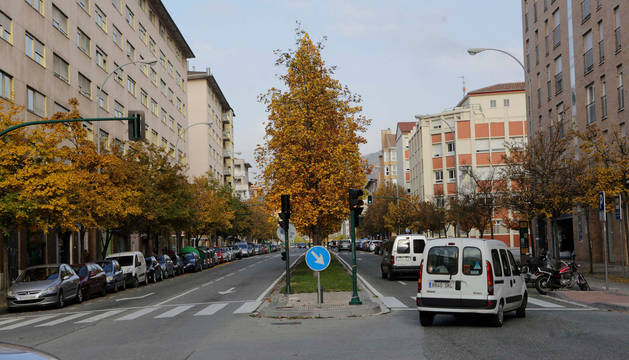 Foto de la calle Bernardino Tirapu, que tendrá plazas de aparcamiento de zona azul.