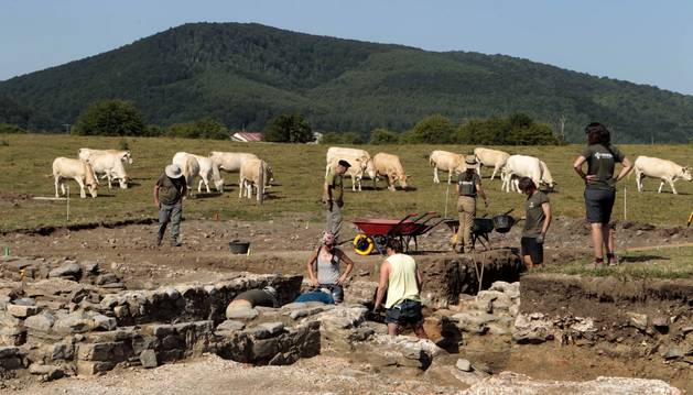 Los arqueólogos de Aranzadi y el Museum of London Archaeology excavan y limpian piezas en el asentamiento romano a 2 kilómetros de Burguete.