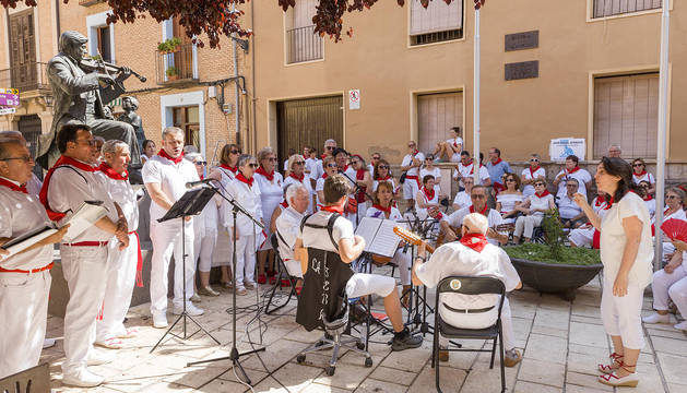 Los Auroros de Tudela interpretan una de las piezas de su vermú concierto, bajo la dirección de Isabel Iturre Arau, en la plaza Mercadal.