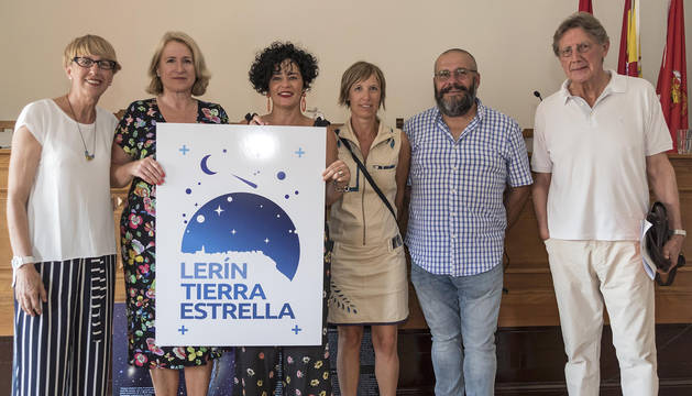 Foto de Consuelo Ochoa, alcaldesa de Lerín; Teresa Cruz, coordinadora de Lerín Tierra Estrella; Inma Jurio, vicepresidenta primera del Parlamento de Navarra; Cristina Zudaire, presidenta del Consorcio Turístico Tierra Estella; Javier Armentia, director del planetario de Pamplona y Tomas Yerro, ganador del Premio Príncipe de Viana 2019.
