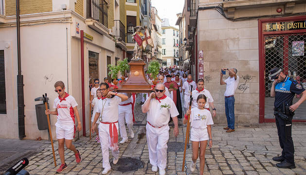 La imagen de Santiago, seguida de asistentes a la procesión, desfila por el Casco Viejo de la capital ribera.