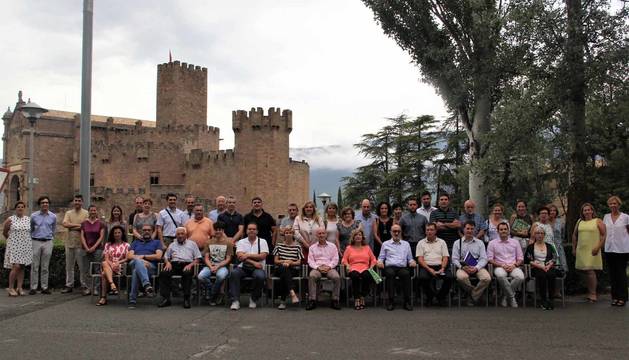 ASISTENTES AL ENCUENTRO EN JAVIER. De izda. a dcha., detrás: Estibaliz García (Geoalcali), Leonardo Torres (Geoalcali), Miguel Monreal (edil Liédena), Laura Bass (Geoalcali), Ascención Arive (edil Gallipienzo), Carlos García (Cederna), Gabriela Orduna (Cederna), Javier Sainz (Geoalcali), Ricardo Pérez (Geoalcali), Javier Fernández (edil Gabarderal), Juan Carlos Ortiz (edil Undués de Lerda), Luis Migueliz (edil Sangüesa), Rubén Mateo (alcalde Gallipienzo), Roberto Hernández (edil Gallipienzo), Maria José Navarro (alcaldesa Sos del Rey Católico), Rocío Monclús (alcaldesa Lumbier), Mercedes Zorroza (edil Sos del Rey Católico), Juan Carlos Pérez (edil Sos del Rey Católico), Beatriz Zorroza (edil Sos del Rey Católico), Laura Guindano (alcaldesa Javier), Aritz Burguete (alcalde Aibar), Santiago Guindano (edil Javier), Roberto Martínez (alcalde Yesa), Rafael Arizcuren (edil Yesa), Leyre Pérez (edil Yesa), Marta Tiebas (edil Sangüesa), Ana Pérez (edil Javier), Mª Javier Ramírez (edil Javier), Jasone Ruiz de Cortázar (Geoalcali) y Susana Bieberach (Geoalcali). Sentados: Maite Martínez (Adefo), Felipe Díaz (edil Sos del Rey Católico), José Antonio Martínez (presi. Adefo), Javier Alamán (presi. concejo Gabarderal), Ricardo Murillo (alcalde Liédena), Lucía Echegoyen (alcaldesa Sangüesa), Peter Albert (Geoalcali), María Eugenia Pérez (presi. concejo Rocaforte), Sixto Jiménez (Geoalcali), Jesús Esparza (alcalde Cáseda), Ibon Mimentza (Cederna), Javier Solozábal (edil Sangüesa) y Camino Landarech (alcaldesa Ezprogui).