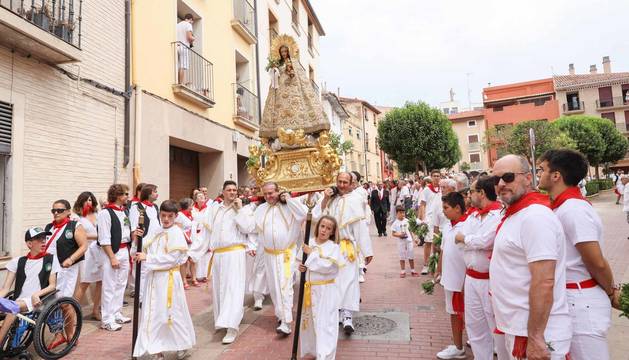 La patrona de la ciudad pasea por el Casco Viejo rodeada de tudelanos de todas las edades