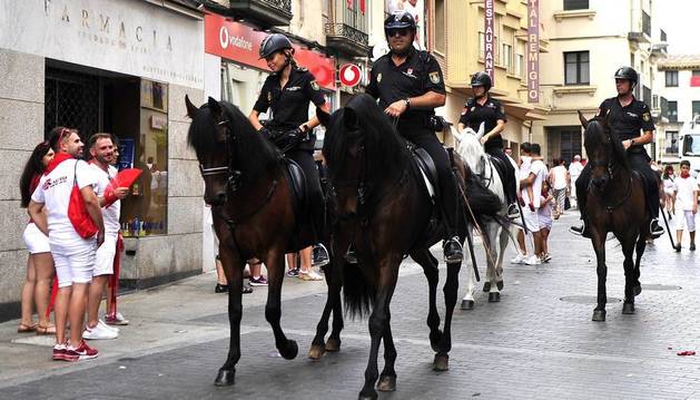 Foto de cuatro policías nacionales a caballo, en la primera jornada de las fiestas de Tudela.