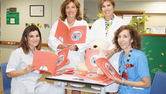 De izda a dcha Lorena García, jefa de la Unidad de Enfermería de Cuidados a la Mujer, al Adolescente y al Niño; Montse Torres, jefa del Servicio de Cuidados Asistenciales del Área de Salud; Cristina Prieto, jefa de la Unidad de Enfermería de Docencia, Desarrollo en Cuidados e Innovacion y Apoyo a la Gestion; y Rosa Orta, jefa de la Unidad de Enfermería de Cuidados en Bloque Quirúrgico y Esterilización.