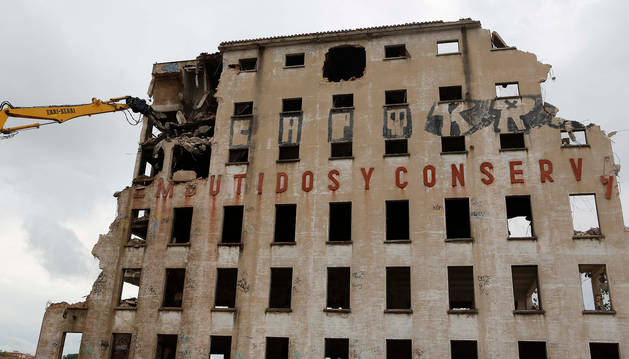El último de los edificios en pie de la antigua fábrica de Argal comenzó a ser demolido el pasado jueves y los trabajos concluirán la semana que viene.