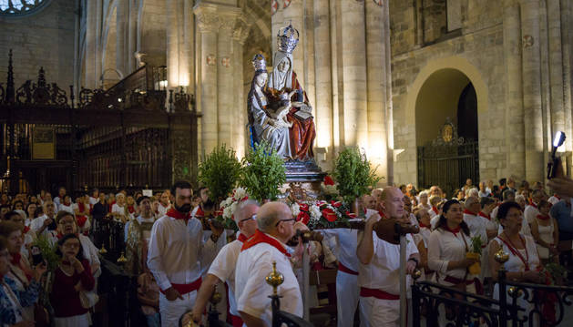La imagen de Santa Ana 'La Vieja, rodeadas de numerosos tudelanos, colocada ante el altar mayor en el saludo que protagoniza cada mañana del 26 de julio a la patrona.
