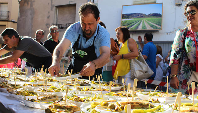 Foto de la degustación y muestra de guindillas que se realiza en Cárcar desde hace tres años.