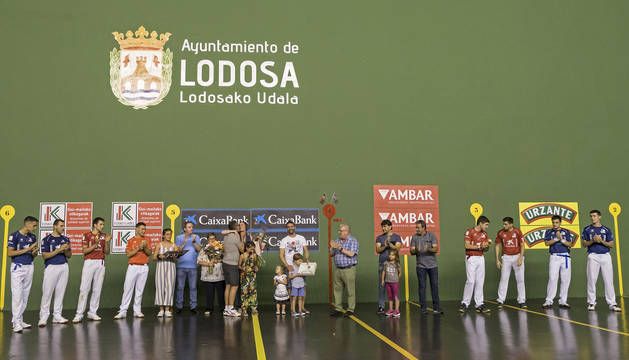 Foto de la familia de Pepe Martínez, con su mujer Loli y sus cuatro hijos, recibiendo el cariño de la familia pelotazale de Lodosa.