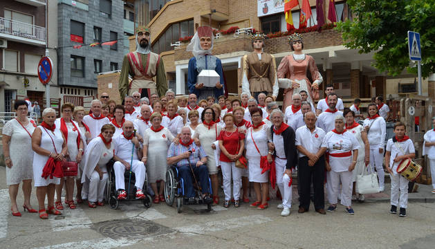 Foto de algunos de los socios del club de jubilados de San Adrián, que se congregaron a las 12.30h en la plaza del Rebote con la comparsa de gigantes y con los gaiteros para asistir a misa.