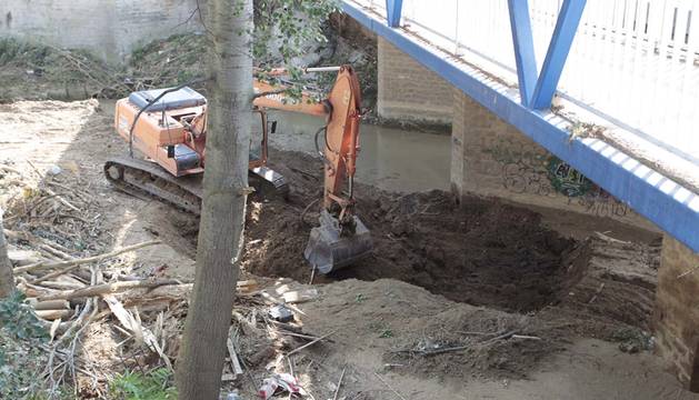 Una excavadora retiraba tierra esta semana del fondo del cauce en Cidacos en Tafalla, un tipo de intervención que sí suele autorizar Medi o Ambiente.