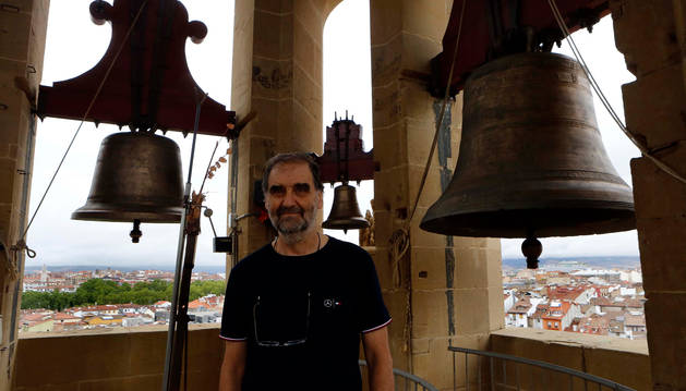 Francisco Javier Mangado Urdániz, uno de los treinta campaneros que siguen repicando los bronces de las torres de la catedral.