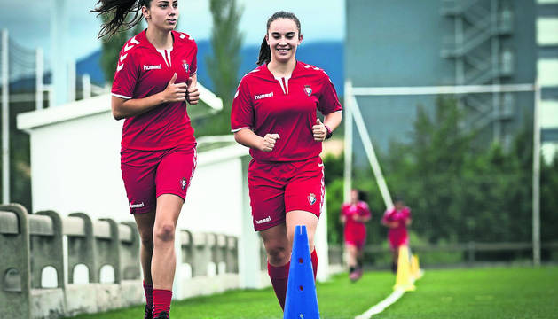 Nerea Tellería y Sara Carrillo, durante las pruebas físicas de ayer por la tarde en Larrabide.