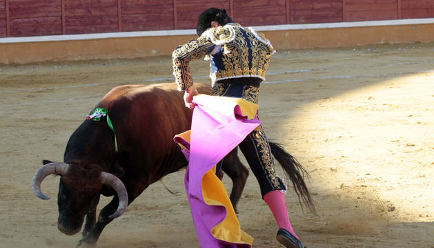 Foto de Toñete, que remata con una media verónica la primera suerte del tercer toro de la tarde, de nombre Carabinero.