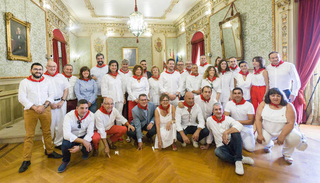 Los representantes políticos de las localidades riberas, aragonesas y riojanas posaron juntos tras el acto en el Salón de Plenos del Ayuntamiento de Tudela.