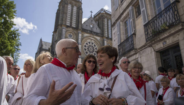 El alcalde de Bayona, Jean-René Etchegaray, comparte sus impresiones con la concejala de Navarra Suma Ana Elizalde a la salida de la misa.