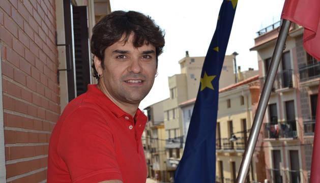 Foto del alcalde lodosano Pablo Azcona en el balcón del despacho de alcaldía desde donde este lunes a las 12 de la mañana el primer equipo del CD Lodosa tirará el cohete de las fiestas patronales.