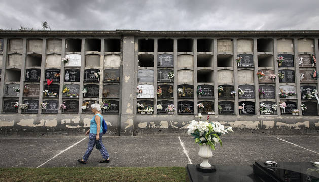 Foto de los nichos del cementerio pamplonés de San José, que se van quedando deshabitados a partir del tercer piso en los grupos.