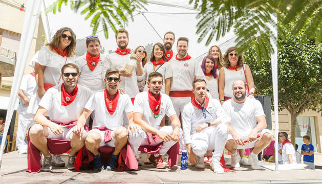 Foto de Mikel Arilla, en el centro, con el Quiosco de Oro en sus manos, rodeado del alcalde, Alejandro Toquero y miembros de la peña La Revolvedera.