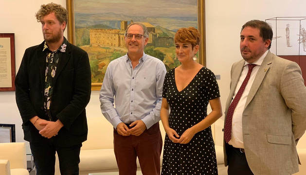 Reunión entre Hualde y los miembros de Bildu, este lunes, en la segunda ronda de contactos en el Parlamento de Navarra para cerrar la investidura.