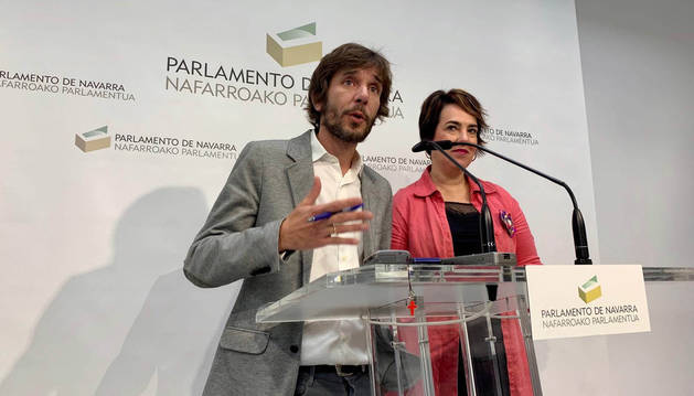 Foto de Mikel Buil y Ainhoa Aznárez, tras la segunda ronda de consultas con el presidente del Parlamento, Unai Hualde.