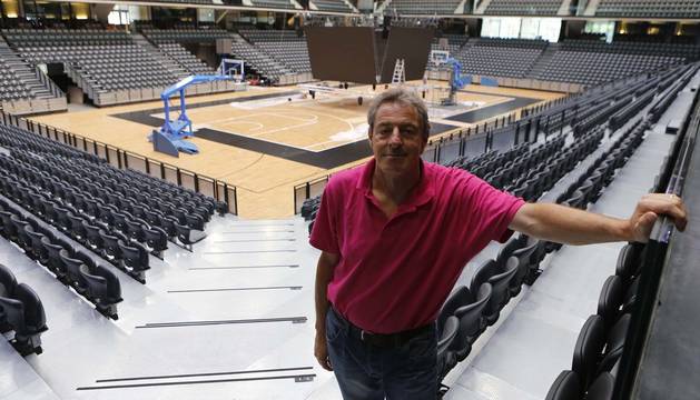 El presidente de la Federación Navarra de Baloncesto, Pablo Bretos, en las gradas de la pista central del Navarra Arena.