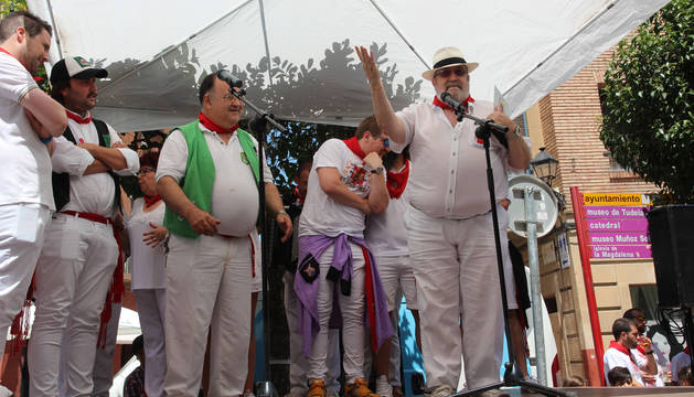 Foto de José Joaquín Anadón, a la derecha, junto con representantes de la Federación de Peñas y el alcalde, Alejandro Toquero, a la izquierda.
