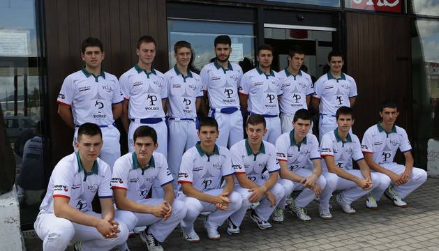Catorce de los 48 pelotaris seleccionados para disputar el VI Torneo Muebles Polque posan en la entrada de la sede del patrocinador principal.