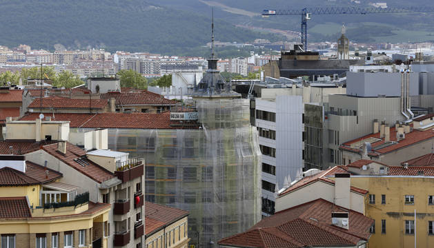 Vista del antiguo edificio de la Vasco Navarra cubierto de andamios entre otros inmuebles del centro.