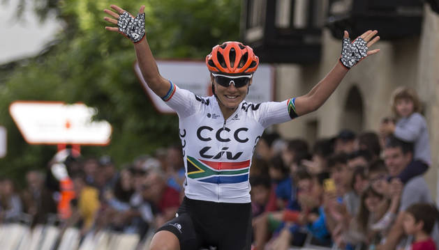 Foto de Moolman firmó una brillante victoria para el CCC en la meta de Lekunberri, donde se impuso a Kennedy.