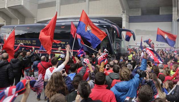 Foto de a afición de Osasuna, que se acercó a El Sadar para acompañar al equipo en la rúa del ascenso.