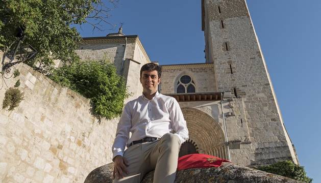 El alcalde de Estella, Gonzalo Fuentes, en la escalinata de la iglesia de San Pedro de la Rúa.