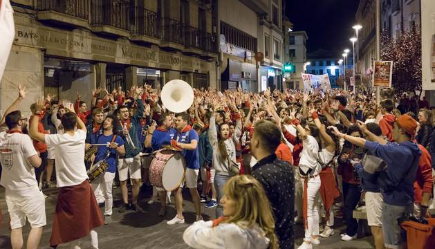 Foto del desfile posterior al Pobre de Mí que recorrió varias calles del centro y Casco Antiguo de Tudela en el último día de sus fiestas en honor a Santa Ana.