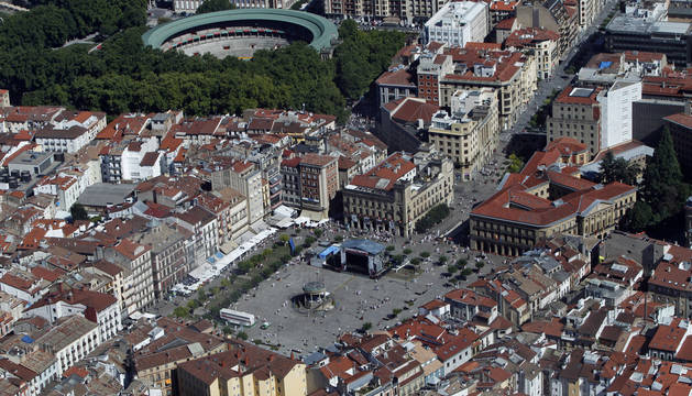 Vista aérea de Plaza del castillo y Avenida de Carlos III, con la sede del Gobierno foral a la derecha de la imagen.