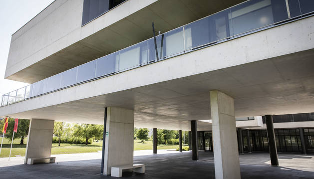 Foto del balcón del Ayuntamiento del Valle de Egüés, en Sarriguren, sin pancarta contra la violencia sexista