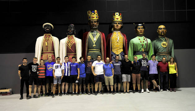 Foto de los integrantes de la comparsa de gigantes de Tafalla preparan la celebración del centenario.