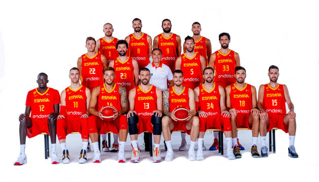 Los dieciséis jugadores convocados para jugar con España son (arriba, de izda. a dcha.) Quino Colom, Pau Ribas, Ricky Rubio y Jaime Fernández, (centro, de izda. a dcha.) Xabi Rabaseda, Sergio Llull, el seleccionador Sergio Scariolo, Rudy Fernández y Javier Beirán (abajo, de izda. a dcha.) Ilimane Diop, Víctor Claver, Willy Hernangómez, Marc Gasol, Juancho Hernangómez, Pablo Aguilar, Pierre Oriola y Joan Sastre.