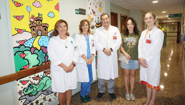 Firma del Convenio. De izda. a dcha., Ana Carmen Jaso, directora asistencial; Olga Sanz, jefa de Ginecología y Obstetricia; José Ramón Mora, gerente del Área de Salud de Tudela; María Teresa Sáenz Barco, directora de la Escuela de Arte y Superior de Diseño de Corella; y Montserrat Torres, jefa de Cuidados Asistenciales.