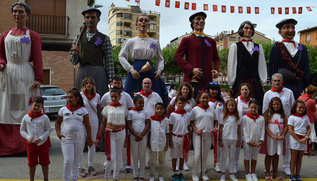 La corporación infantil, presidida por Amaia Recalvo Mina (en el centro con la vara de mando) junto con los gigantes y parte del Ayuntamiento.