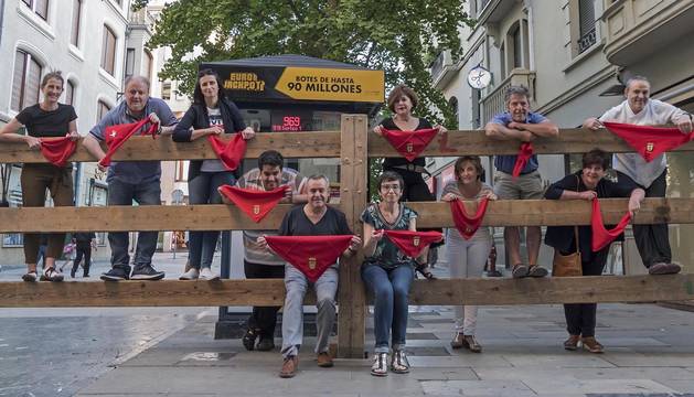 Arropados por la junta directiva. José Flamarique Ganuza y Loreto San Martín Luis, los dos protagonistas del cohete de hoy, Viernes de Gigantes, posan en el vallado del encierro a la altura de la calle Baja Navarra. Detrás, el resto de la junta directiva. Desde la izquierda, Laura Ros, Jorge Ruiz, Ana Benito, Ignacio Sanz, Maribel Ausejo, Mª José Lasheras, Iranzu Leza y Víctor Napal.