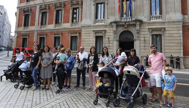 Foto de más de una docena de madres se concentraron delante de la puerta del Parlamento de Navarra.