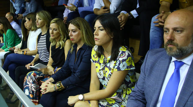 Foto de Cayetana Álvarez de Toledo (camiseta de rayas), Ana Beltrán (PP), Amelia Salanueva (NA+), Adriana Maldonado (eurodiputada socialista), José Luis Arasti (delegado del Gobierno). Arriba, justo detrás de Arasti, con jersey claro, la pareja de Chivite, Miguel Mangado, y a su lado, Javier Remírez, Ángel Moleón y Jorge Aguirre.